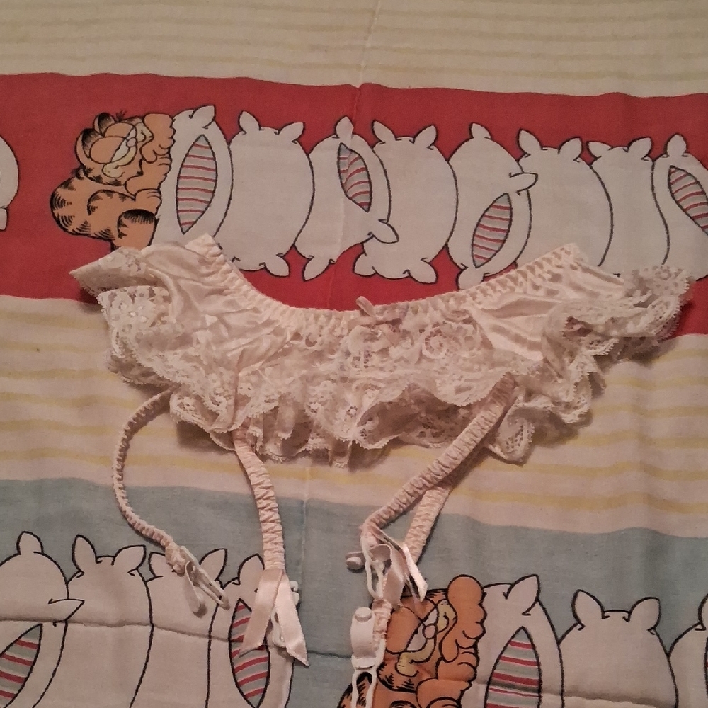 NWOT,Vintage 90's,Ashley Taylor Cream with White Lace Trim, Garter Belt,Sz.M💕🤍
